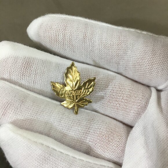 Vintage Tiny Gold Tone Canada Maple Leaf Stick Pin Brooch - Picture 1 of 3